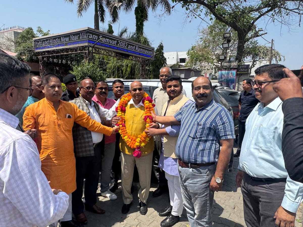 drusawasthi's tweet image. Today; I met Unit Head Phulpur Sh. @sanjaykudesia and other officials on way. Will also visit some villages &amp;amp; societies near plant.