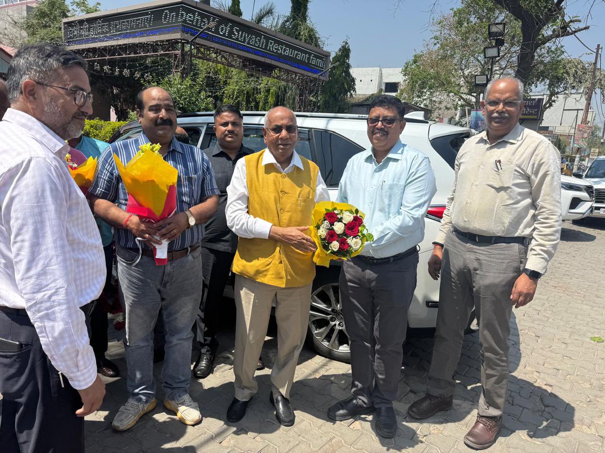 drusawasthi's tweet image. Today; I met Unit Head Phulpur Sh. @sanjaykudesia and other officials on way. Will also visit some villages &amp;amp; societies near plant.