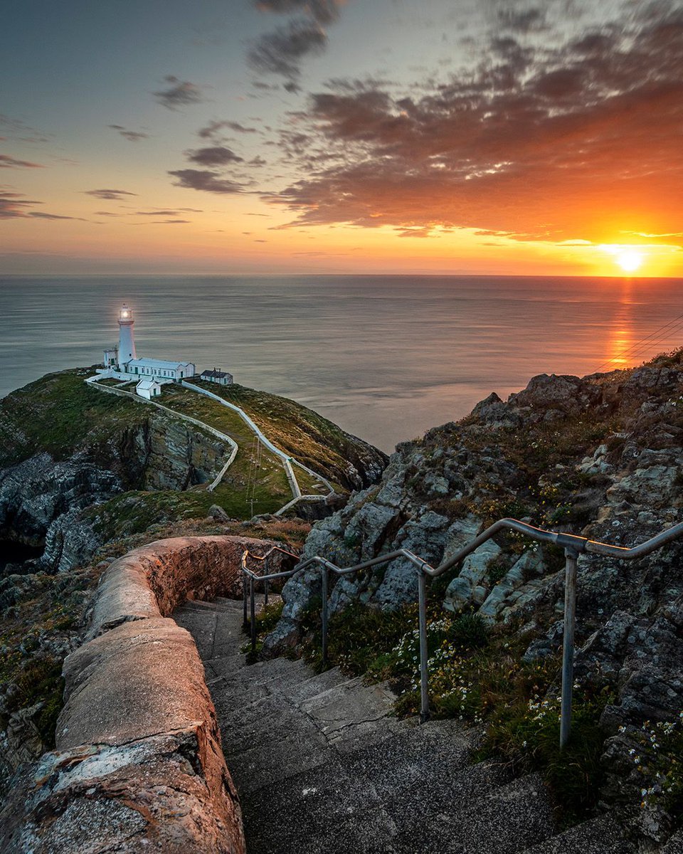 WalesCoastUK's tweet photo. South Stack Lighthouse, Holyhead ✨🏴󠁧󠁢󠁷󠁬󠁳󠁿

#WalesCoastPath #LlwybrArfordirCymru #Wales #Cymru #CroesoCymru #Anglesey #YnysMon #SouthStack #DiscoverWales #MyWales #CaruCymru #LoveWales #WalesOnline https://t.co/aTR1iCIzhL