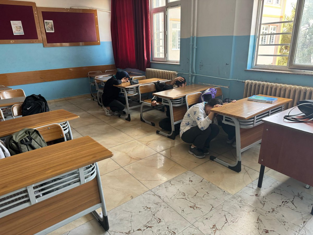 NizipCmtal's tweet photo. Okulumuzda deprem tahliye tatbikatı gerçekleştirerek olası önlemler hakkında öğrencilerimize bilgiler verdik. 
@nizipgovtr @NizipilceMEM @Cgnde https://t.co/ZdyPYhWvFj