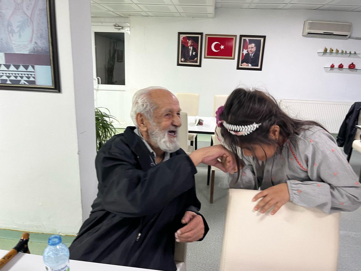 TCKIZILCAHAMAM's tweet photo. Kaymakamımız Sn. Dr. @nmehmetbeyoglu ‘nun eşi Sn. @GMehmetbeyoglu Hanımefendi Kadir Gecesi’nde huzurevi sakinlerimizle bir araya geldi.

Huzurevindeki büyüklerimizin  Kadir Gecesi’ni tebrik ederek onlara sağlık ve mutluluk temennisinde bulundu. https://t.co/IEYuewzoOv