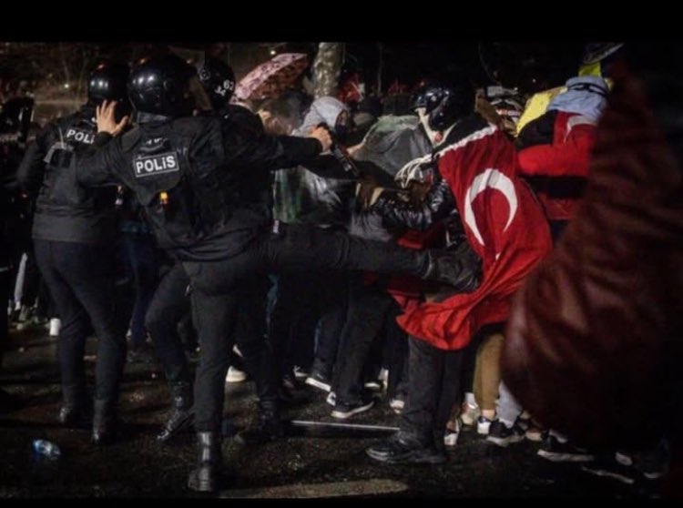 türk polisi olduguna emin miyiz bu gorsel o kadar icimi acıttı ki
#direniş