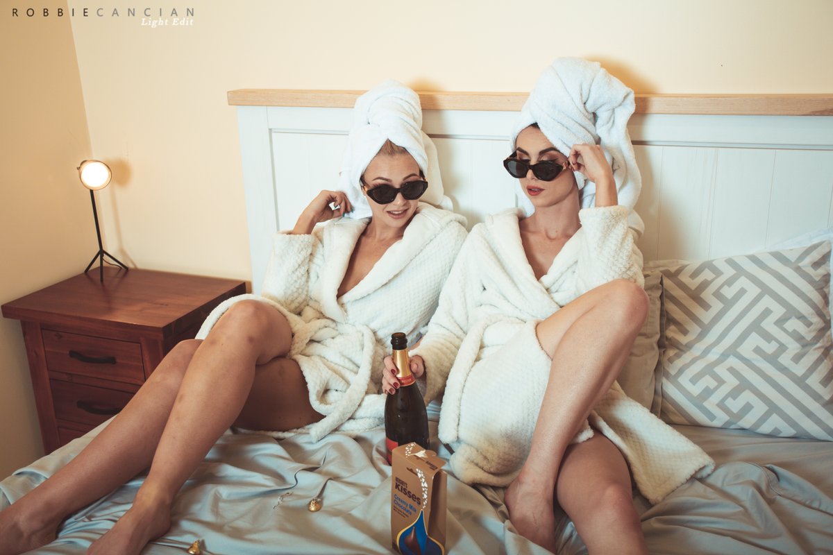 NZsHottest's tweet image. Two absolute babes, nothing but robes and relaxation. 🍓🛁 A spa day full of teasing glances, warm skin, and indulgence. #SpaVibes #RelaxationGoals #Beauties