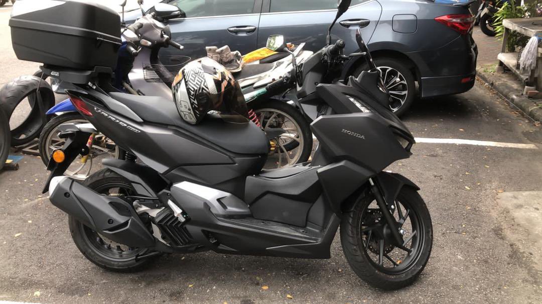 naimifaris's tweet photo. Hi, motor kami baru lepas kena curi di Medini, Iskandar Puteri. Dugaan sungguh pada bulan yang mulia ni, nak dekat raya pulak tu. Kalau ada sesiapa ternampak honda vario warna hitam, JWP 3153 roger roger ya🙏🏼🙏🏼💔 https://t.co/2y3eIT5Scz