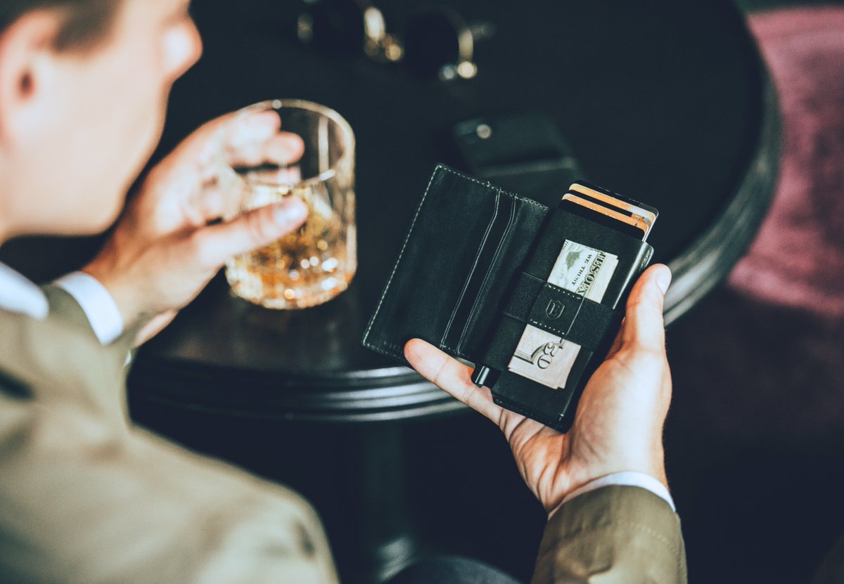 Work hard, play harder—your EDC should keep up. Optimize your carry for business and leisure in one smooth move. Read how here: ekster.com/blogs/the-jour…