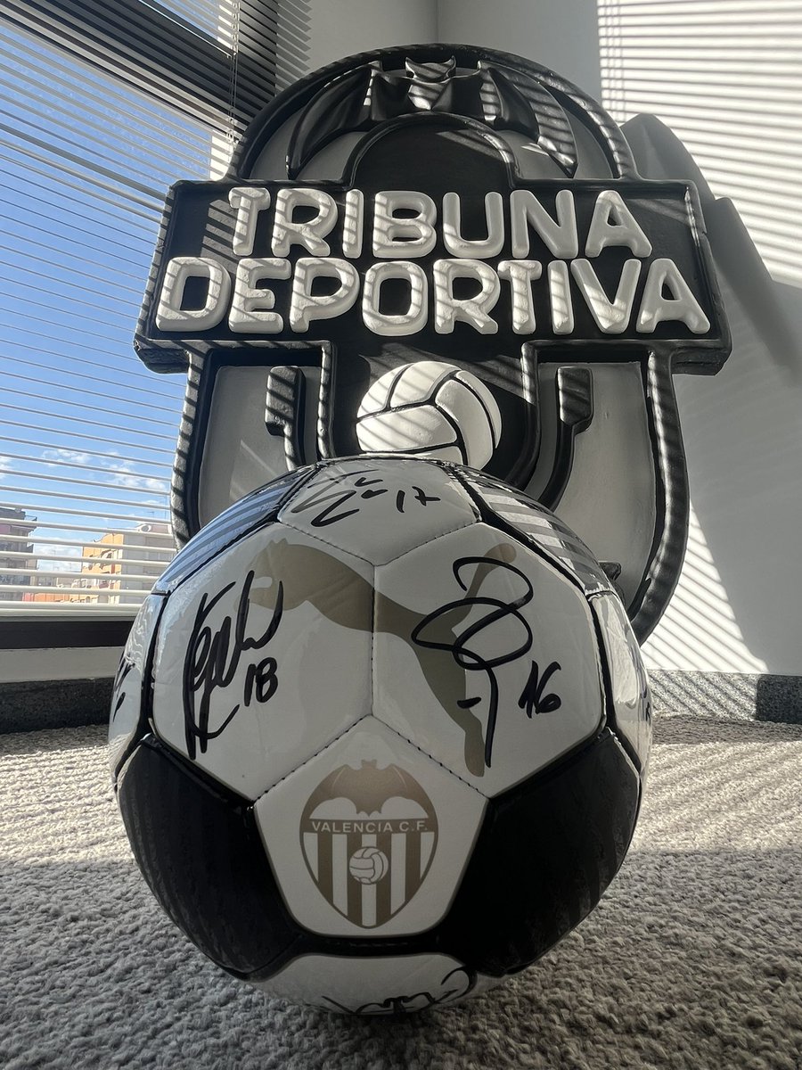 Generaldepie_'s tweet photo. ⚽️ Hoy 𝗠𝗮𝗿𝗶𝗼 𝗣𝗮𝗿𝗿𝗶 quiere regalar este balón del VCF entre todos los que participéis en la sección ‘𝙇𝙖 𝘽𝙤𝙪𝙩𝙞𝙦𝙪𝙚 𝙙𝙚𝙡 𝙛𝙪́𝙩𝙗𝙤𝙡’ 

Muy sencillo. Qué tema o pregunta querríais que explicara. Entre 𝙡𝙤𝙨 3 𝙘𝙤𝙢𝙚𝙣𝙩𝙖𝙧𝙞𝙤𝙨 𝙦𝙪𝙚 𝙢𝙖́𝙨 𝙘𝙤𝙣𝙩𝙚𝙣𝙞𝙙𝙤 𝙜𝙚𝙣𝙚𝙧𝙚𝙣 sortearemos este balón!