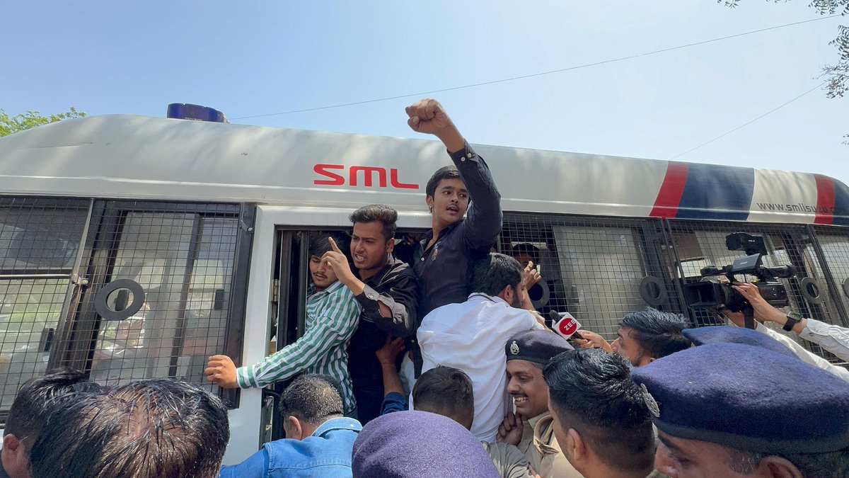 વર્તમાન ગુજરાતની ભ્રષ્ટ ભાજપ સરકાર સામે ગાંધીનગરમાં છેલ્લા અગિયાર દિવસથી વ્યાયામ શિક્ષકો પોતાની પડતર માંગને લઈને કાયમી ભરતીની માગ સાથે વિરોધ પ્રદર્શન કરી રહ્યા છે. એક તરફ ખેલો ગુજરાતની વાતો કરતી ગુજરાત સરકાર સામે વ્યાયામ શિક્ષકો ગાંધી ચિંધ્યા માર્ગે શાંતિપૂર્વક આંદોલન કરી રહ્યા