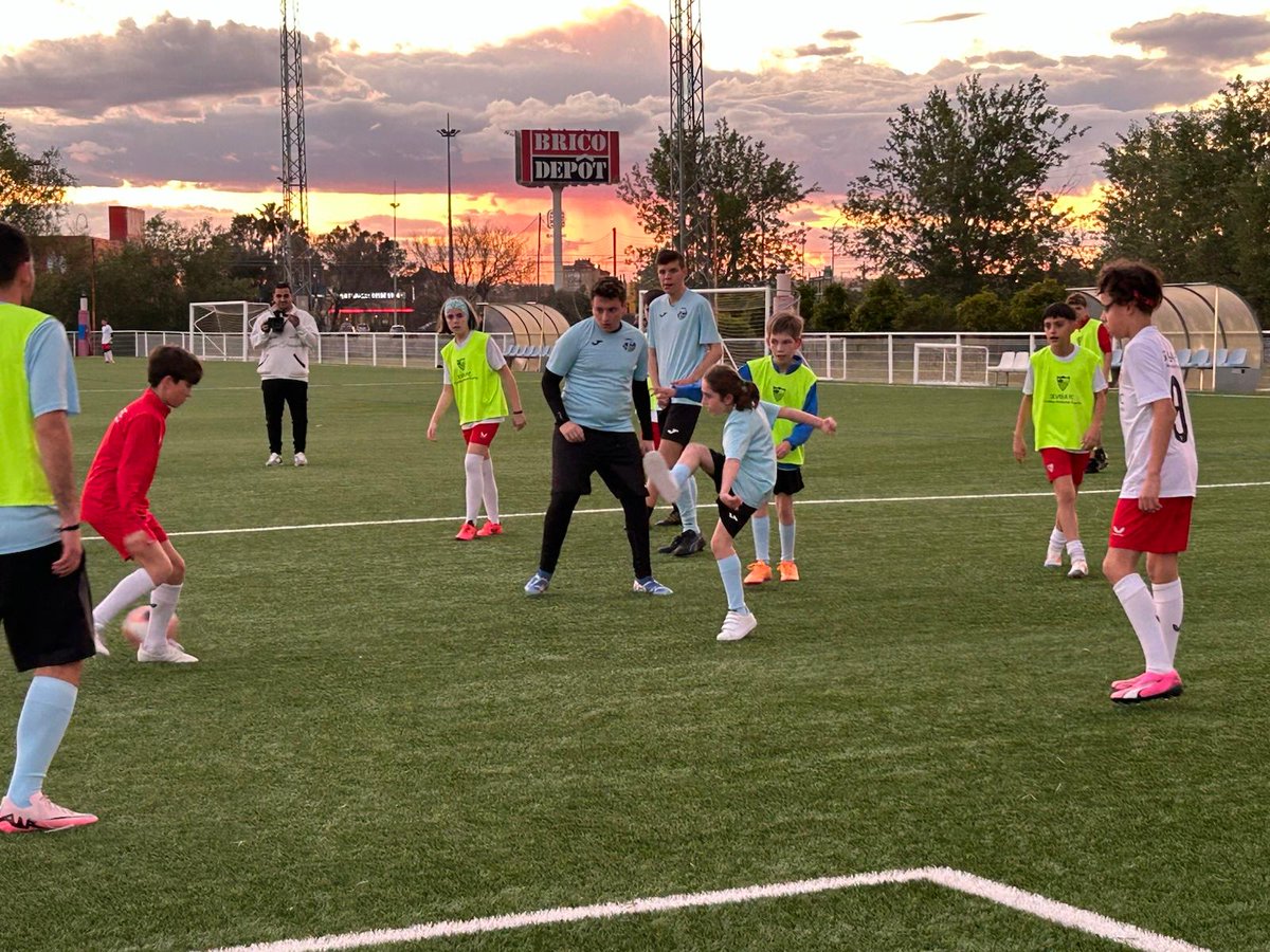 integra_futbol's tweet photo. El pasado martes nuestros jugadores con autismo tuvieron un entrenamiento muy especial con el equipo juvenil Antonio Puerta,en la Ciudad Deportiva Ramón Cisneros Palacios.
Gracias a @FundacionSFC por la invitación y la bonita experiencia que vivieron nuestros jugadores.
#autismo https://t.co/OnNxXHkxDC