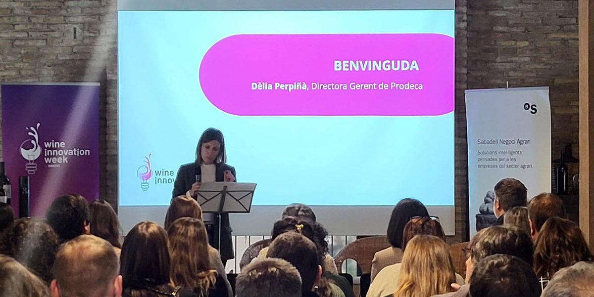 📌 La directora de #Prodeca, @DeliaPerpinya, dona la benvinguda a la darrera jornada de la #WineInnovationWeek del <a href="/clusterinnovi/">INNOVI</a>.
🗨️ Ha destacat la importància de la innovació i l'ús de dades en el sector vitivinícola per impulsar l'exportació i valorització dels nostres vins.