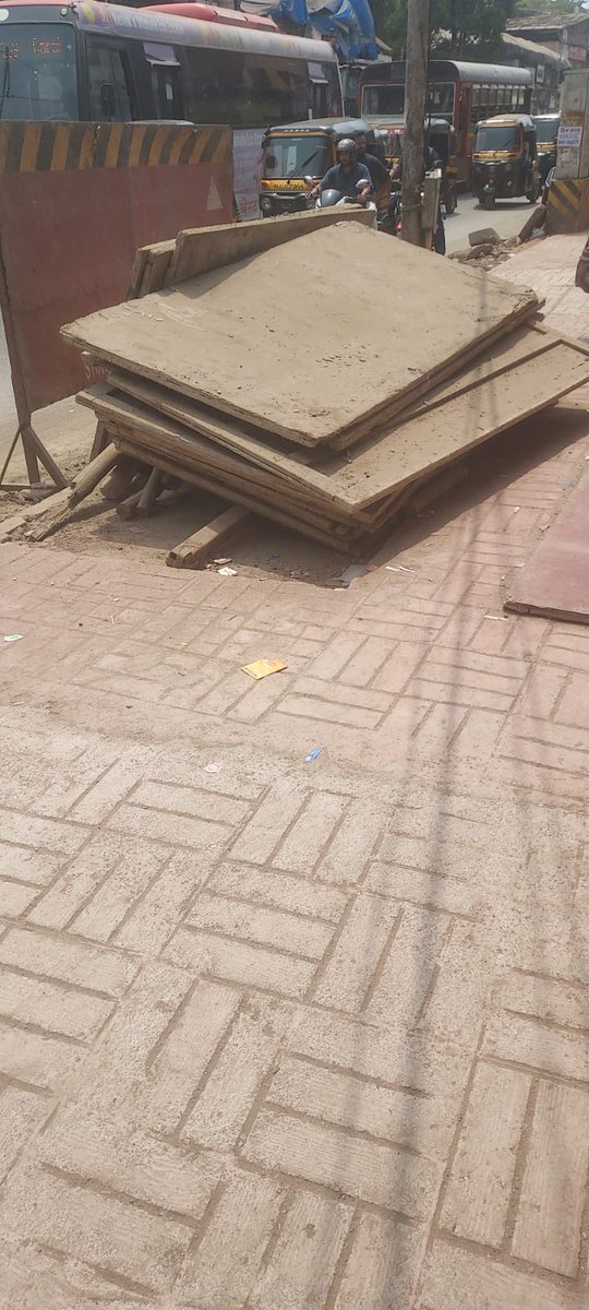weworkngo's tweet image. CC road work on SV Road, 
Andheri W is progressing slowly. Only half the stretch from the Arsa complex till Firdous Dairy is done. 
To harass citizens, construction materials still occupy the footpath, causing inconvenience.@mybmcwardKW
@mybmcInfra
Remove it ASAP @mybmc @zoru75