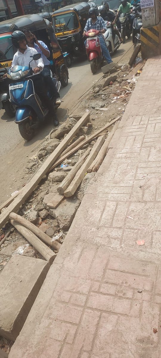 weworkngo's tweet image. CC road work on SV Road, 
Andheri W is progressing slowly. Only half the stretch from the Arsa complex till Firdous Dairy is done. 
To harass citizens, construction materials still occupy the footpath, causing inconvenience.@mybmcwardKW
@mybmcInfra
Remove it ASAP @mybmc @zoru75