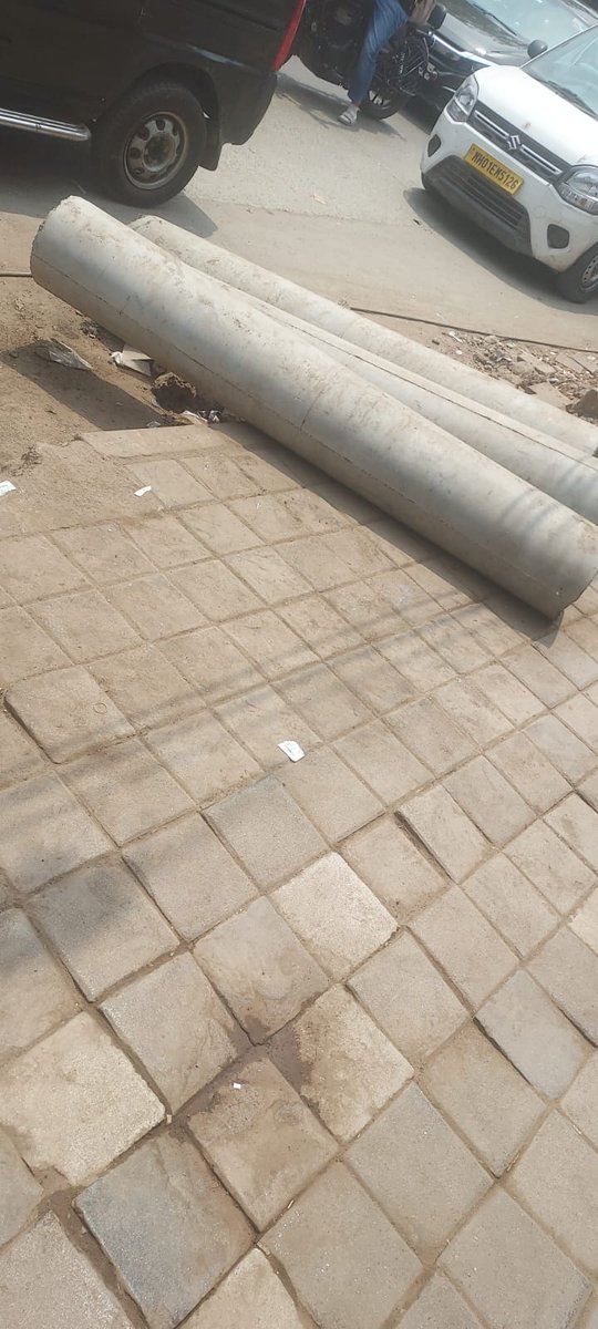 weworkngo's tweet image. CC road work on SV Road, 
Andheri W is progressing slowly. Only half the stretch from the Arsa complex till Firdous Dairy is done. 
To harass citizens, construction materials still occupy the footpath, causing inconvenience.@mybmcwardKW
@mybmcInfra
Remove it ASAP @mybmc @zoru75