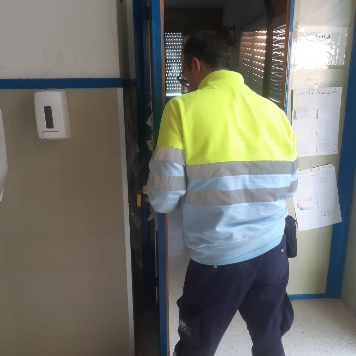 SPTorremolinos's tweet photo. Siempre en coordinación con la delegación de Educación, #SAMSET se ocupa del mantenimiento y mejora de los colegios de #Torremolinos 🏫 En esta ocasión, compartimos las tareas que los operarios han llevado a cabo en el CEIP Albaida, en La Carihuela. https://t.co/vyEwnljCyq