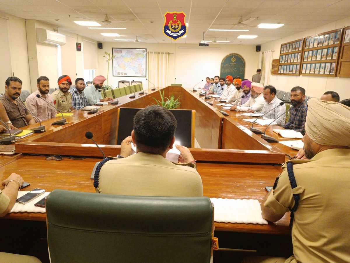 PP_Gurdaspur's tweet image. SSP, Gurdaspur conducted a #meeting with incharge of the CCTNS unit and all CCTNS operators of district Gurdaspur and gave instructions to them to #computerize all work of Police stations across the district #timely. Also, sort out their issues related to work.
#CommittedToServe