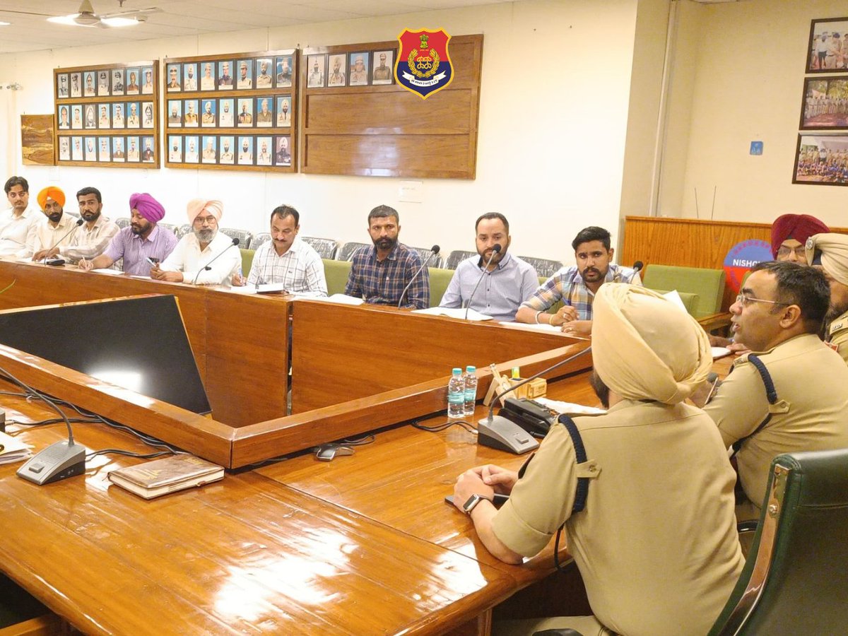 PP_Gurdaspur's tweet image. SSP, Gurdaspur conducted a #meeting with incharge of the CCTNS unit and all CCTNS operators of district Gurdaspur and gave instructions to them to #computerize all work of Police stations across the district #timely. Also, sort out their issues related to work.
#CommittedToServe