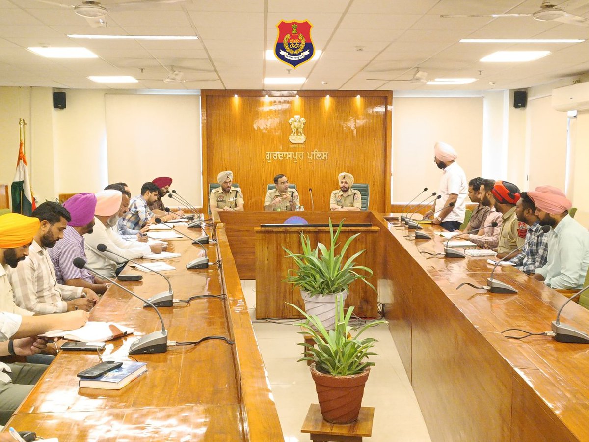 PP_Gurdaspur's tweet image. SSP, Gurdaspur conducted a #meeting with incharge of the CCTNS unit and all CCTNS operators of district Gurdaspur and gave instructions to them to #computerize all work of Police stations across the district #timely. Also, sort out their issues related to work.
#CommittedToServe