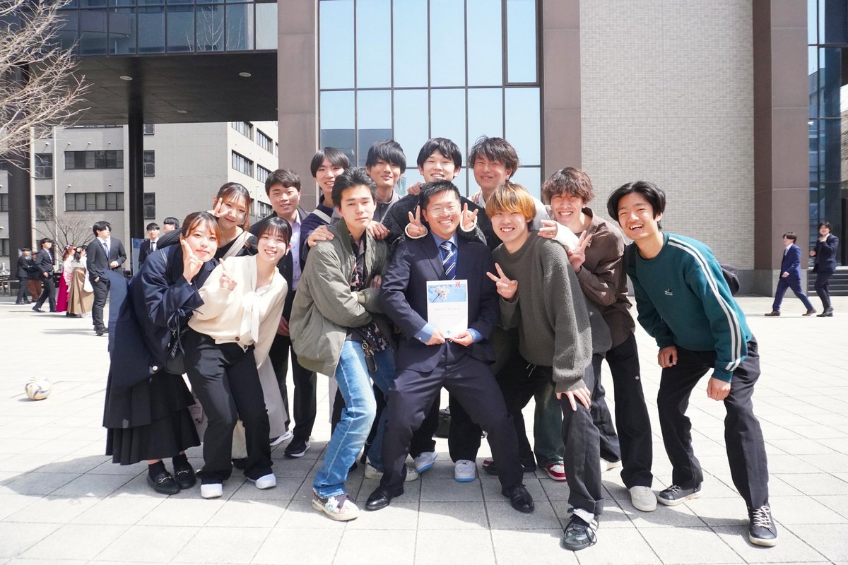 Tokushima_Univ's tweet photo. 🌸🌸━━━━━━‥🌸🌸
　　　　徳島大学
卒業式・修了式アルバム③🎓
🌸🌸‥━━━━━━🌸🌸

卒業生・修了生の皆さん、
そしてご家族の皆さま、
本当におめでとうございます💐

#徳島大学
#卒業
#卒業おめでとうございます
#Congratulations 🎉🎉🎉 https://t.co/4Dr66UAHMv