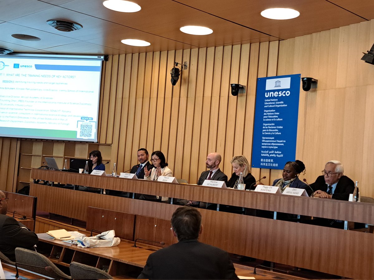 Science is about sharing information. Diplomacy is about controlling the information. 
Science Diplomacy is the equilibrium between them.
Insightful words from Franklin Morales <a href="/SciDipAlliance/">European Union Science Diplomacy Alliance</a> workshop <a href="/UNESCO/">UNESCO 🏛️ #Education #Sciences #Culture 🇺🇳</a> .
Excellent speeches chaired by <a href="/MSchubertMFA/">Martina Schubert</a>