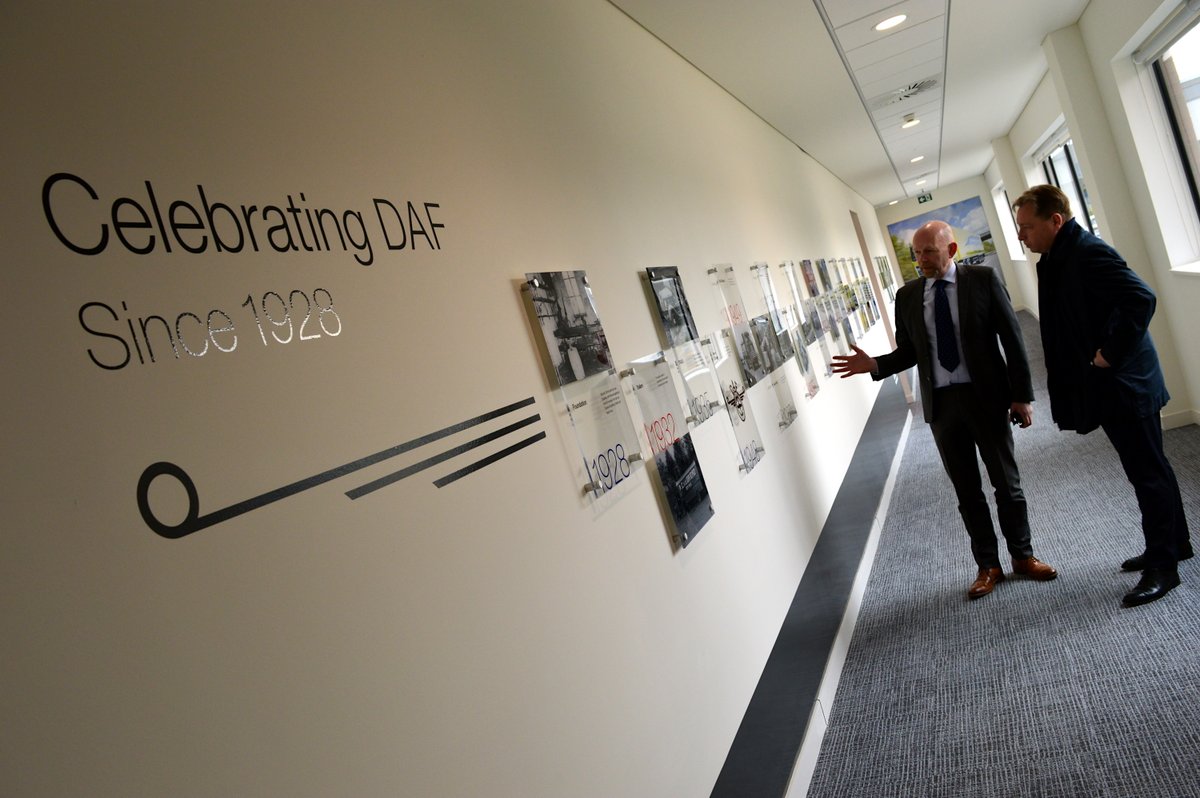 Minoli Present DAF Trucks With Original Artwork

On Monday 24thMarch, Jonathon Minoli visited the DAF UK head office in Haddenham in Oxfordshire to present one of a limited edition of artworks to Russell Patmore, DAF Trucks’ UK Sales Director.

minoli.co.uk/minoli-present…