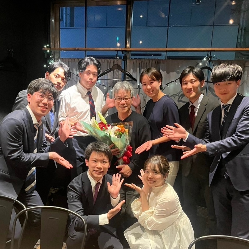 【#河野勝ゼミ 活動報告】

25日、高田牧舎にて21期の卒業記念パーティーを行いました！
改めまして４年生の皆さま、卒業おめでとうございます㊗️

そして４年生の卒業をもって、河野ゼミは22年の歴史に幕を下ろします。
河野先生、これまで本当にありがとうございました！