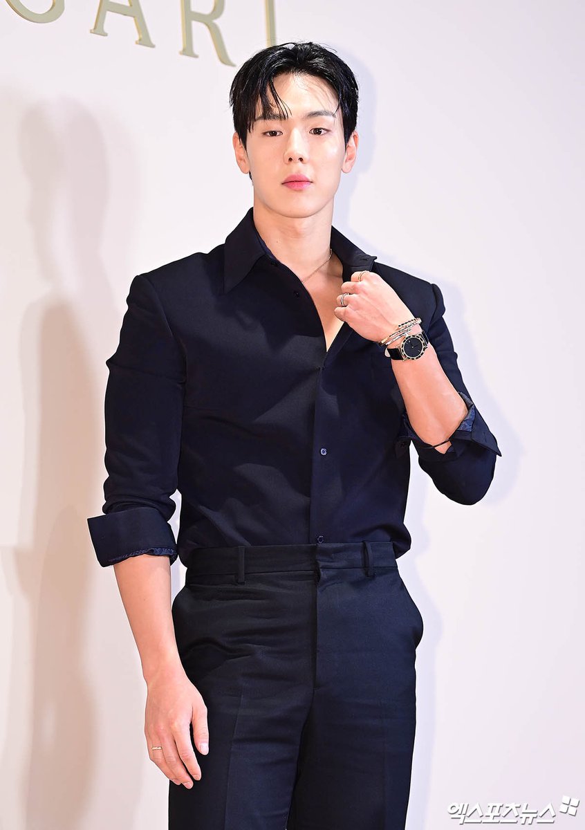bigmonstas's tweet photo. FUUUUUCK SHOWNU LOOKS SO GOOD https://t.co/vZO2HgS974