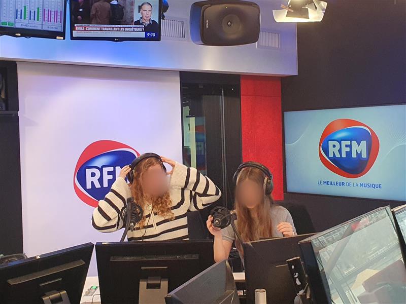 CLEMI Versailles (@clemiversailles) on Twitter photo 🎙️ Isaure et Hanna, du collège Paul Bert (Chatou), en direct sur <a href="/RFMFrance/">RFM France</a> pour la #SPME2025 ! Les reporters de la webradio du collège ont brillé dans « Le meilleur des réveils » le 26/03.
➡️ Récit et extrait de l'émission : clg-bert-chatou.ac-versailles.fr/2025/03/26/deu…
<a href="/LeCLEMI/">CLEMI</a> <a href="/LaSpme/">Semaine de la presse et des médias dans l’École</a> <a href="/MBroustail/">Maryse Broustail</a> 🎙️ Isaure et Hanna, du collège Paul Bert (Chatou), en direct sur <a href="/RFMFrance/">RFM France</a> pour la #SPME2025 ! Les reporters de la webradio du collège ont brillé dans « Le meilleur des réveils » le 26/03.
➡️ Récit et extrait de l'émission : clg-bert-chatou.ac-versailles.fr/2025/03/26/deu…
<a href="/LeCLEMI/">CLEMI</a> <a href="/LaSpme/">Semaine de la presse et des médias dans l’École</a> <a href="/MBroustail/">Maryse Broustail</a>