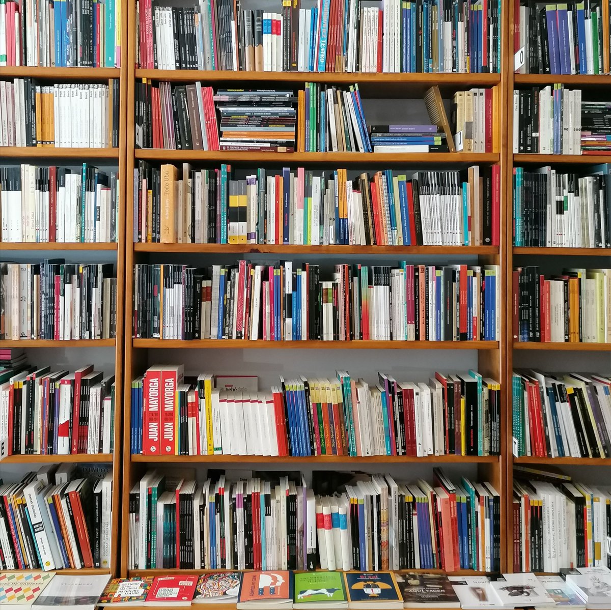 Amamos el Teatro porque nos enseña a vivir y a convivir con lo otro.
Un escenario, y un libro abierto, pueden ser amparo y refugio de esa utopía de amor.
Que todos los días del año pueda vivir el Teatro. 
#LibreriaYorick
#DíaMundialDelTeatro