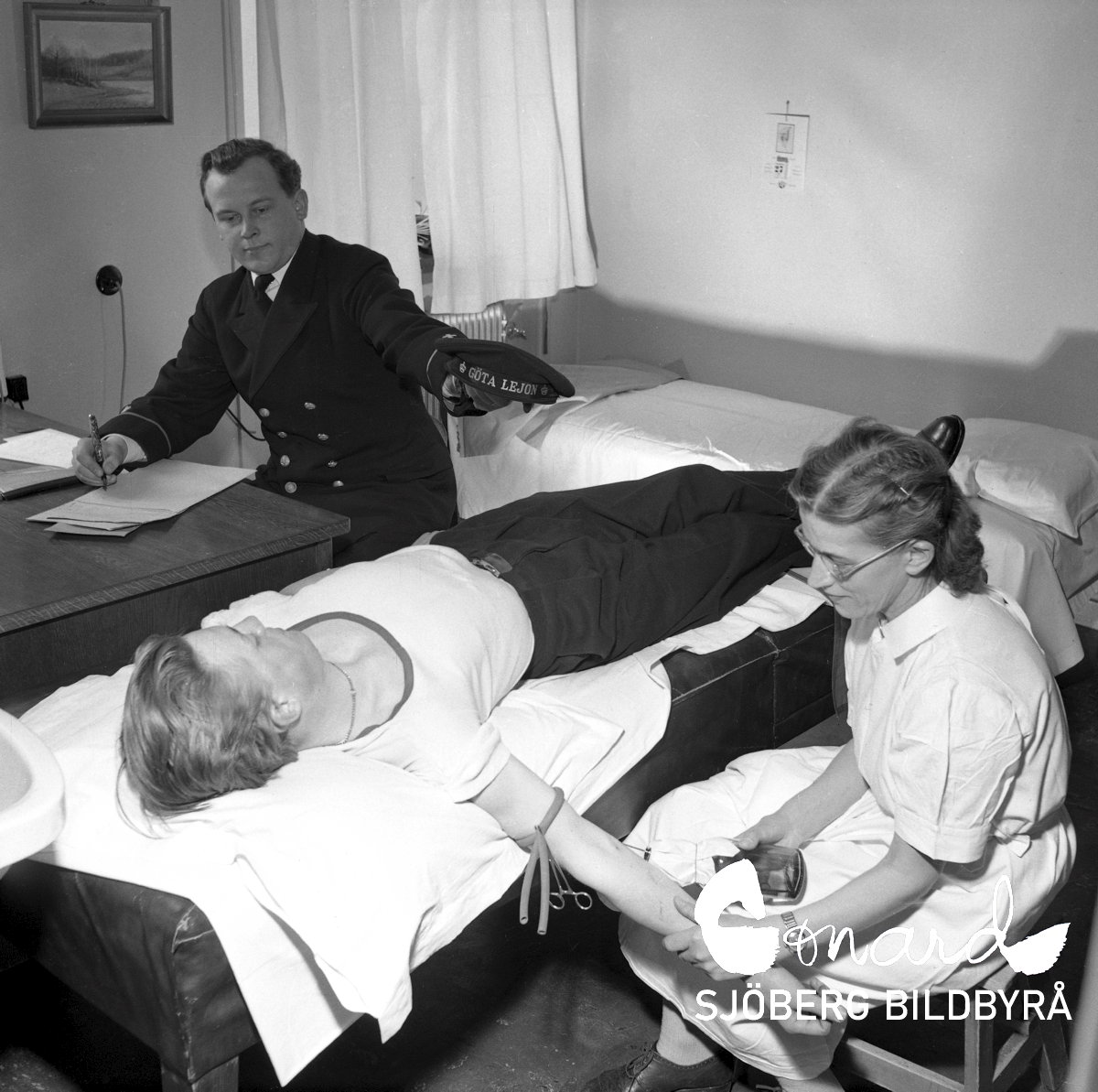 Sjobergbild's tweet photo. Det hände på dagens datum men för länge sedan...

S:t Eriks sjukhus i Stockholm den 27 Mars 1952.
 
Sjömän från örlogsfartyget Göta Lejon står i kö för att ge blod.

#blodgivare #flottan #blod #bilder #bildarkiv #fotograf #Sverige https://t.co/jn370EOcA1