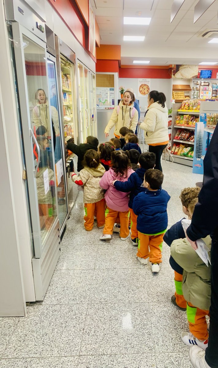 ¡Visita especial en el Polígono! 🚀Los peques de la guardería Trastes exploraron la gasolinera Poligas, descubriendo su funcionamiento y, por supuesto, la zona de chuches 🍬😆. Nos encanta ser parte de su aprendizaje. ¡Gracias a los profes por esta gran experiencia!