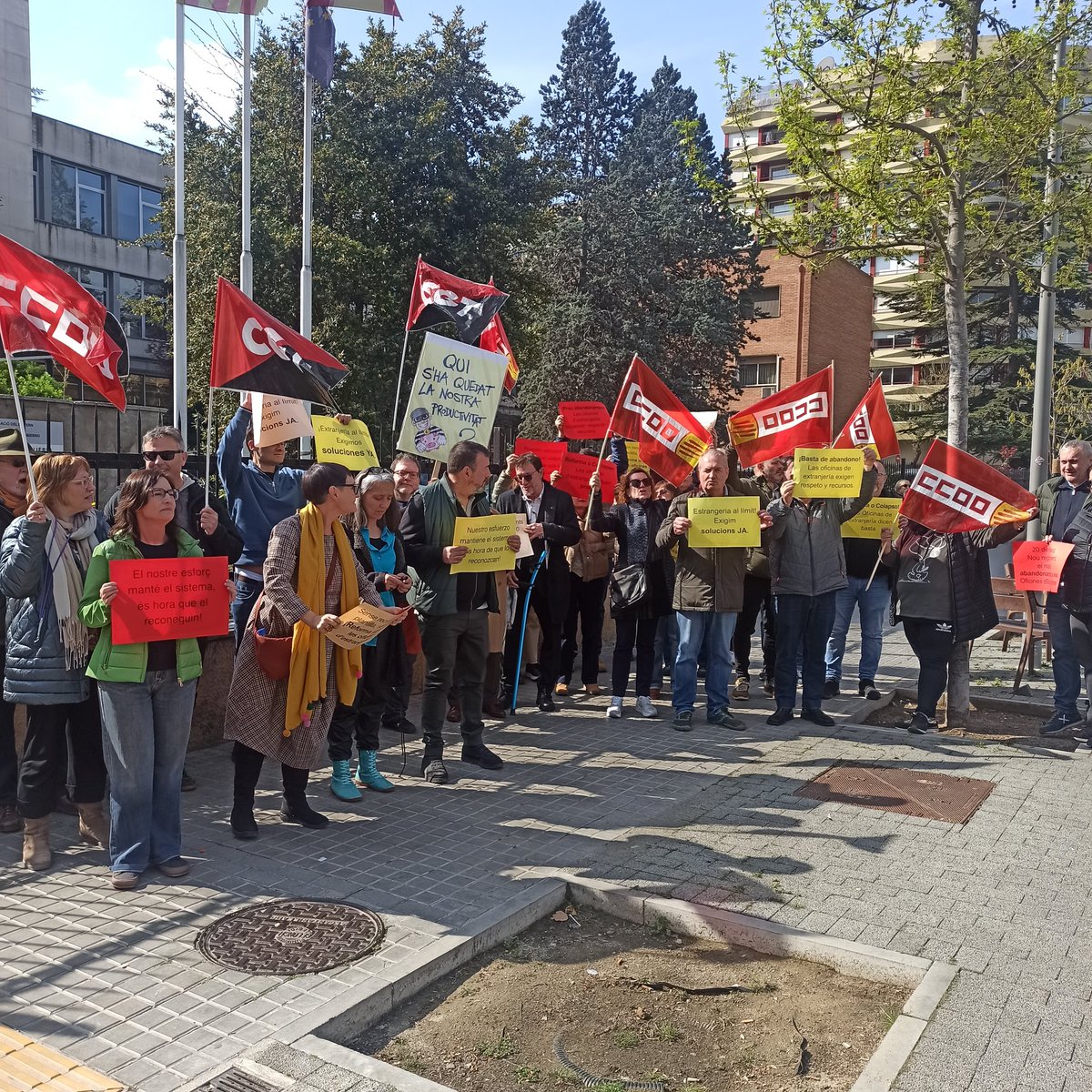 CCOOLleida's tweet photo. En aquest moments, concentració dels treballadors i treballadores de l'oficina d'estrangeria de Lleida! Reclamen més personal per evitar el col·lapse de l'oficina i poder atendre bé els usuaris https://t.co/mPZkAzdSwS