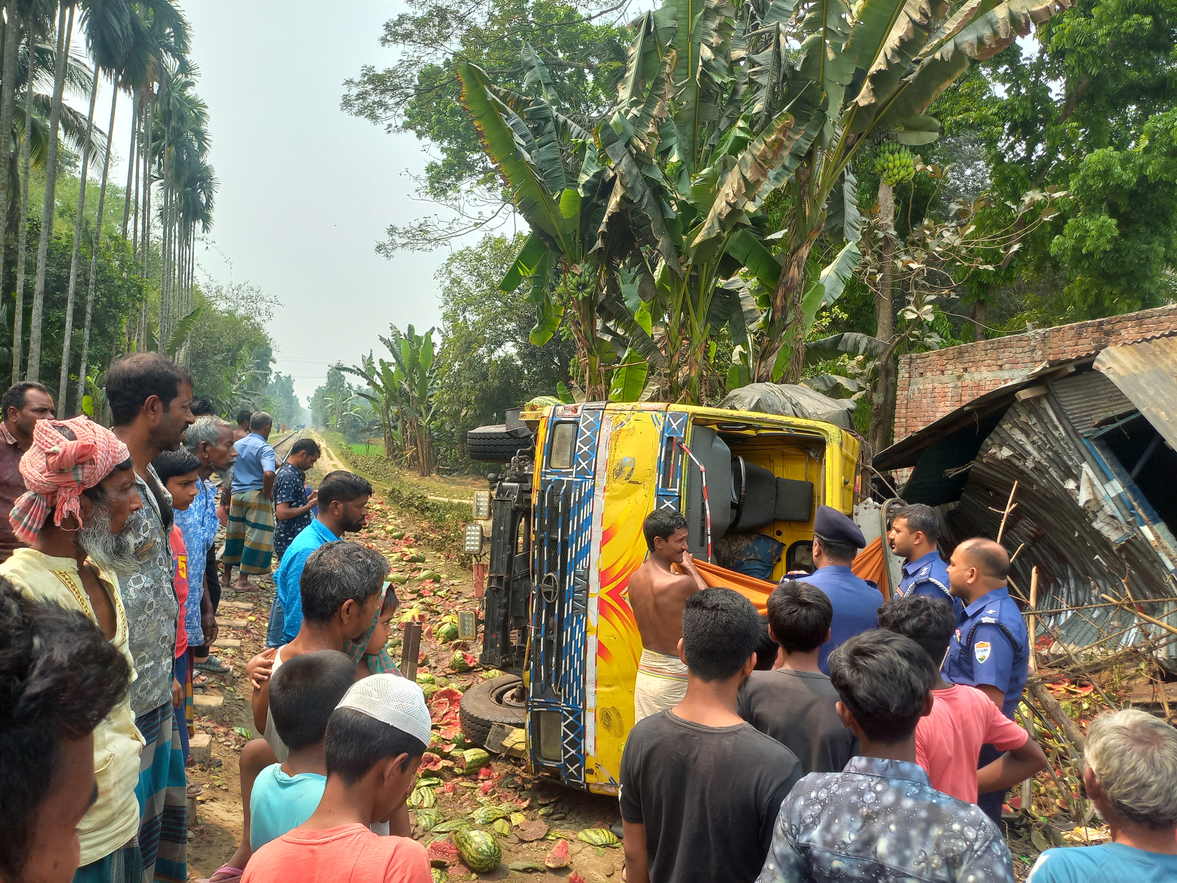 জামালপুরে ট্রেন ও তরমুজ বোঝাই ট্রাকের সংঘর্ষ