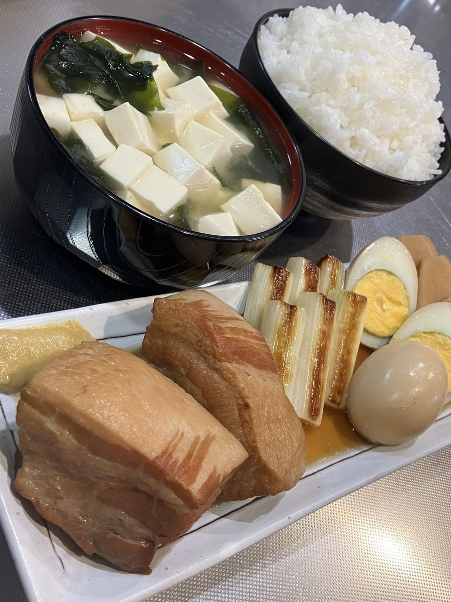 sense_kabu's tweet photo. 今日は豚の角煮定食を食べました。おいしかったです。 https://t.co/hhrnhoUs0n