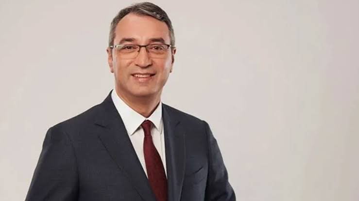 elifilgaz's tweet photo. İBB’nin en parlak, en liyakat sahibi, bu topluma en çok katkısı olacak insanlarını tutukladılar. #MahirPolat da bu isimlerden biri. Dünyanın en önemli sanat tarihçilerinden Polat, İBB Miras ve İBB Kültür’de yaptıklarıyla şu karanlık günlerde Türkiye’ye sayısız eser kazandırmış, İstanbullulara nefes aldıran işlere imza atan çok kıymetli bir entellektüeli. 
Ağır kalp hastası olan Polat, şimdi hastanede!
Yapmayın, ülkemiz de, adalet sistemimiz de, halkımız da bu kararlardan çok zarar görüyor. Sırf iktidar hırsıyla haksız, hukuksuz adaletsiz bir biçimde esir aldığınız bu insanları serbest bırakın. Bu memlekete yazık ediyorsunuz!
