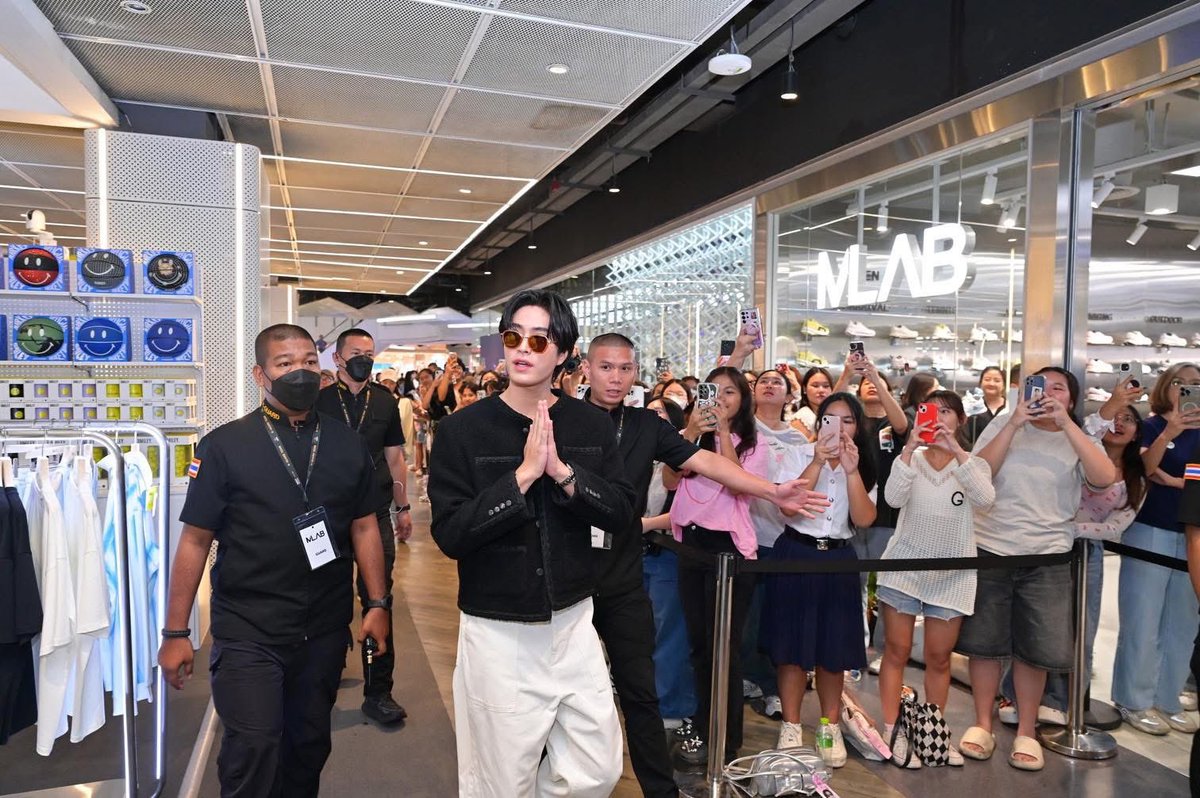 AllNews_th's tweet photo. “เจมีไนน์” พาแฟนคลับฟิน! ร่วมงานเอ็กซ์คลูซีฟอีเว้นท์ที่ MLAB มัลติแบรนด์สโตร์เซ็นทรัลเวิลด์ พร้อมโชว์ลุค Sport-Active Lifestyle หล่อเท่ไม่หลุดคอนเซ็ปต์

GEMINI AT MLAB STORE 
#Gemini_NT
#MLABxGemini 
#MLAB_Store 
#MentagramThailand

🔗 https://t.co/QCBrnIC7GM
เสียงกรี๊ดดังกระหึ่มที่ MLAB มัลติแบรนด์สโตร์ ศูนย์การค้าเซ็นทรัลเวิลด์ เมื่อ “เจมีไนน์ – นรวิชญ์ ฐิติเจริญรักษ์” นักแสดงและศิลปินสุดฮอตแห่งยุค ปรากฏตัวในงานเอ็กซ์คลูซีฟอีเว้นท์เปิดตัว MLAB มัลติแบรนด์สโตร์ สุดล้ำจาก Mentagram ที่มาพร้อมแนวคิด “Meet Your Unmet” MLAB ไม่ได้เป็นเพียงแค่ร้านมัลติแบรนด์ แต่เป็นเหมือนศูนย์รวมแบรนด์สปอร์ต-แอคทีฟ ไลฟ์สไตล์ ตอบโจทย์คนที่ชื่นชอบค้นหาสิ่งที่พิเศษและน่าตื่นเต้น โดย MLAB จะเป็นที่แรกเมื่อมีความต้องการหาสินค้าที่ยังไม่เคยเจอ หรืออยากเจอสิ่งใหม่ๆ เพราะแบรนด์ที่ MLAB คัดสรรมานั้นล้วนมีสตอรี่ที่น่าสนใจ ดีไซน์ไม่ซ้ำ

เจมีไนน์มาในลุค Sport-Active Lifestyle ที่ผสมผสานความเรียบง่ายและความเท่ได้อย่างลงตัว พร้อมขึ้นเวทีพูดคุยและแชร์ไอเดียการแต่งตัวในสไตล์ที่ชื่นชอบ โดยเจ้าตัวเผยว่า “ผมชอบแต่งตัวแนวสปอร์ตอยู่แล้วครับ เพราะมันทั้งใส่สบายและดูดี แมตช์ได้กับหลายลุค แล้วพอได้มาเดินในร้าน MLAB คือสนุกมาก เพราะที่นี่เขามีแบรนด์ให้เลือกเยอะมากจริง ๆ ทั้งแบรนด์ดังที่เรารู้จักดี แล้วก็มีคอลเล็กชันพิเศษที่ไม่เคยเห็นที่ไหนมาก่อน แถมยังมีพนักงานที่เข้าใจสินค้า สามารถแนะนำได้ว่าอะไรเหมาะกับเรา หรือเหมาะกับกิจกรรมที่เราทำ ไม่ว่าจะไปเที่ยว วิ่ง เล่นกีฬา หรือใส่เดินในเมือง ก็หาได้ครบในร้านเดียวเลยครับ”