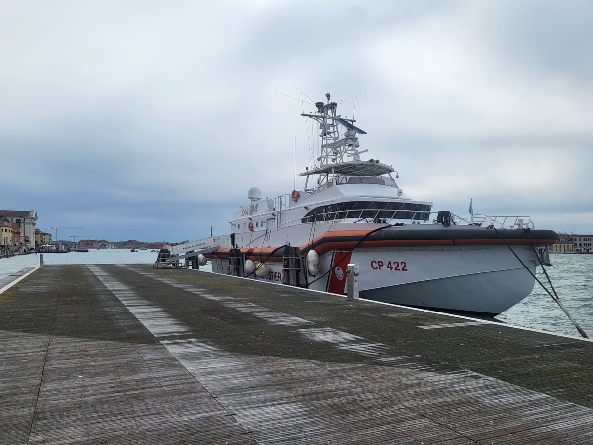 CP_Venezia's tweet photo. Nave Visalli della Guardia Costiera in porto a Venezia, in occasione della tappa lagunare di Nave Vespucci. Saranno possibili visite a bordo, da parte della cittadinanza venerdì 28 e sabato 29 marzo, negli orari 09:00-12:00 e 15:00-18:00. #AlServizioDegliAltri https://t.co/dhdCFt9ai4
