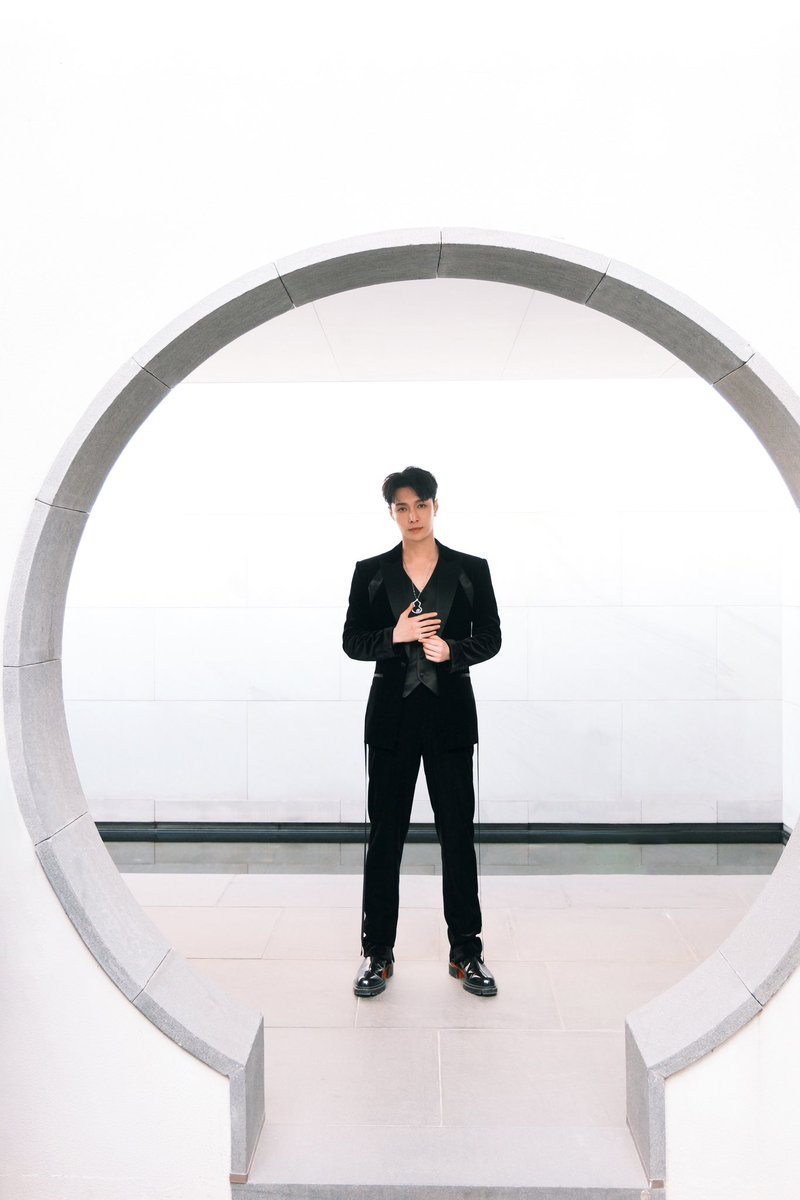 In the blossoming season, <a href="/layzhang/">Lay Zhang</a> comes in the company of Qeelin. 
#LAY #LayZhang