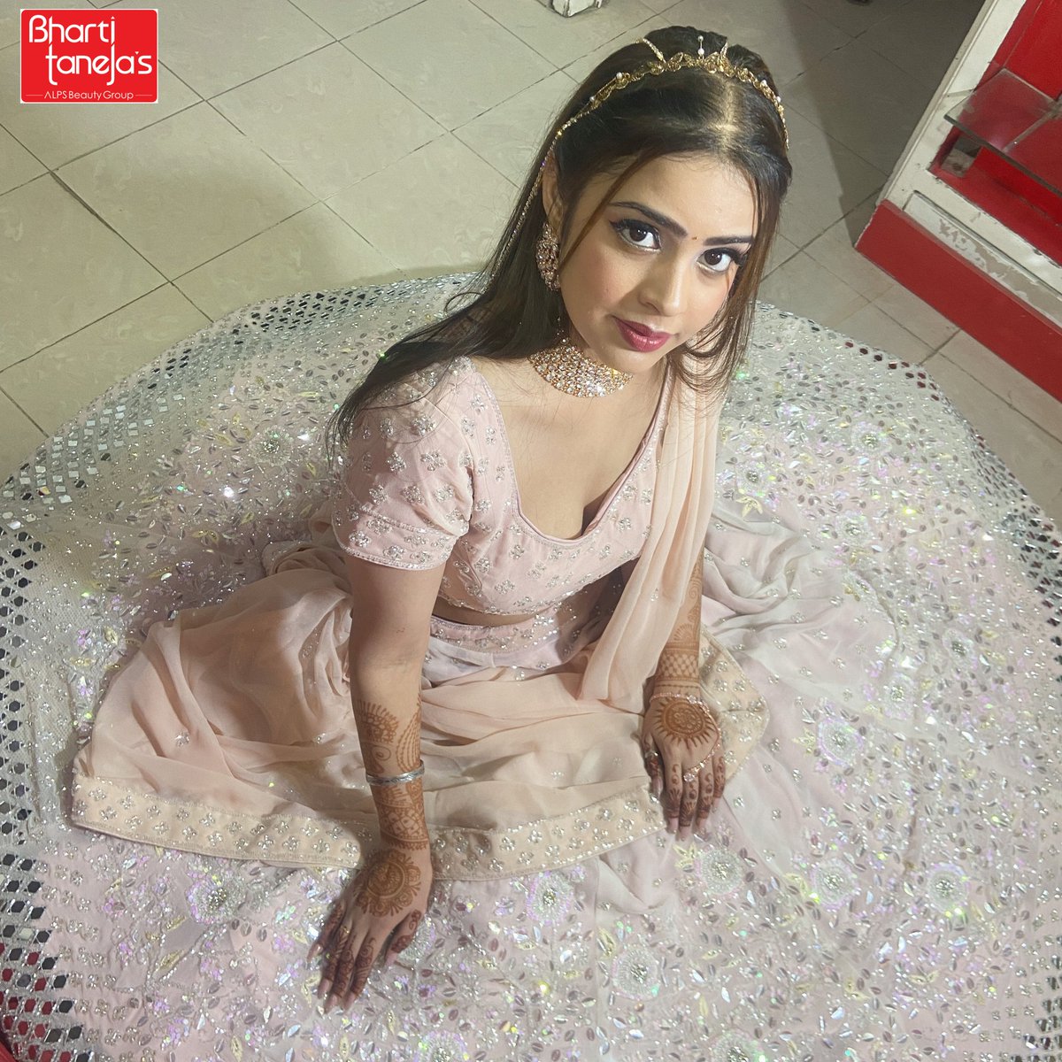 imbhartitaneja's tweet image. "Feeling like a queen! 👑✨
. 
. 
Happy client after party makeup @bhartitanejasalps 
. 
. 
Book your appointment

📍Vikas Puri
📞 9871444666 | 9212363657

pink dress, beautiful flawless look,  radiant smile of client
. 
. 
 #bhartitanejsalps #partymakeup #makeup #beauty