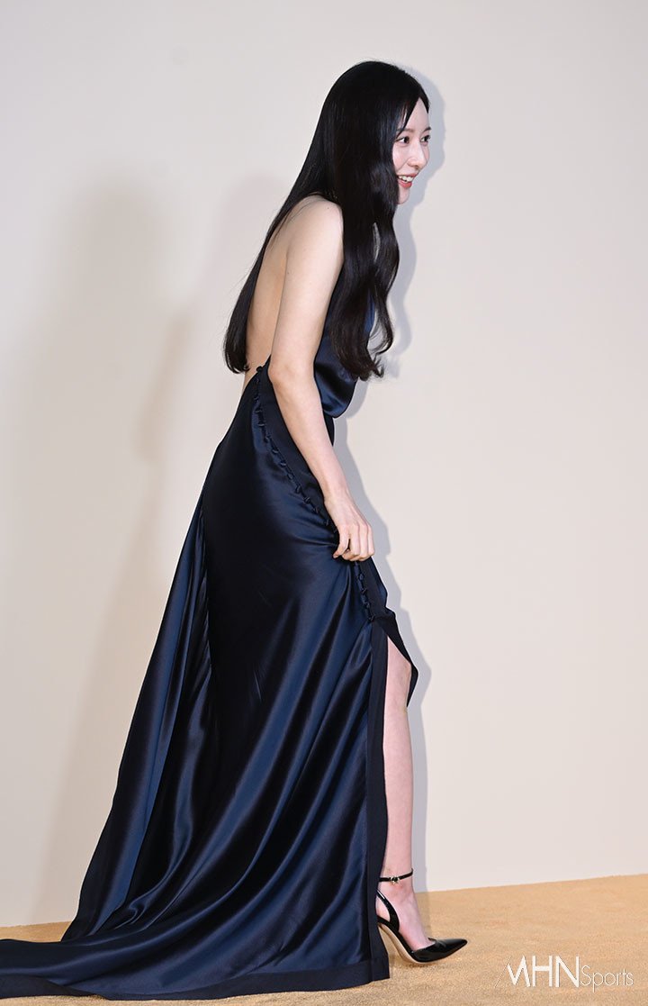 kimjiwonupdates's tweet image. [250327] [HD] — Actress #KimJiWon at the opening event of BVLGARI Serpenti Infinito exhibition at Futura Seoul.

#BvlgariSerpenti
#김지원 #キム・ジウォン #金智媛 #คิมจีวอน