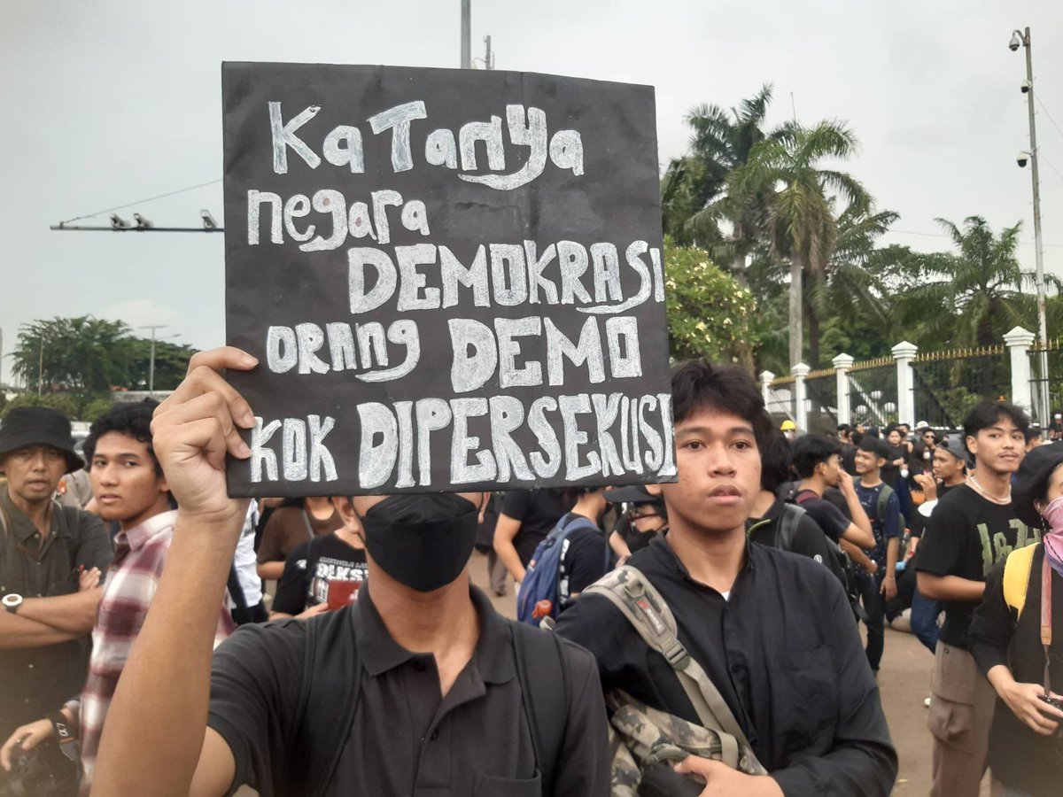 jatamnas's tweet photo. ▶️ Katanya negara demokrasi, orang demo koq dipersekusi?

▶️ Yang pensiun aja rakus, gimana dengan yang aktif?

#TolakUUTNI 
#TolakRUUPolri