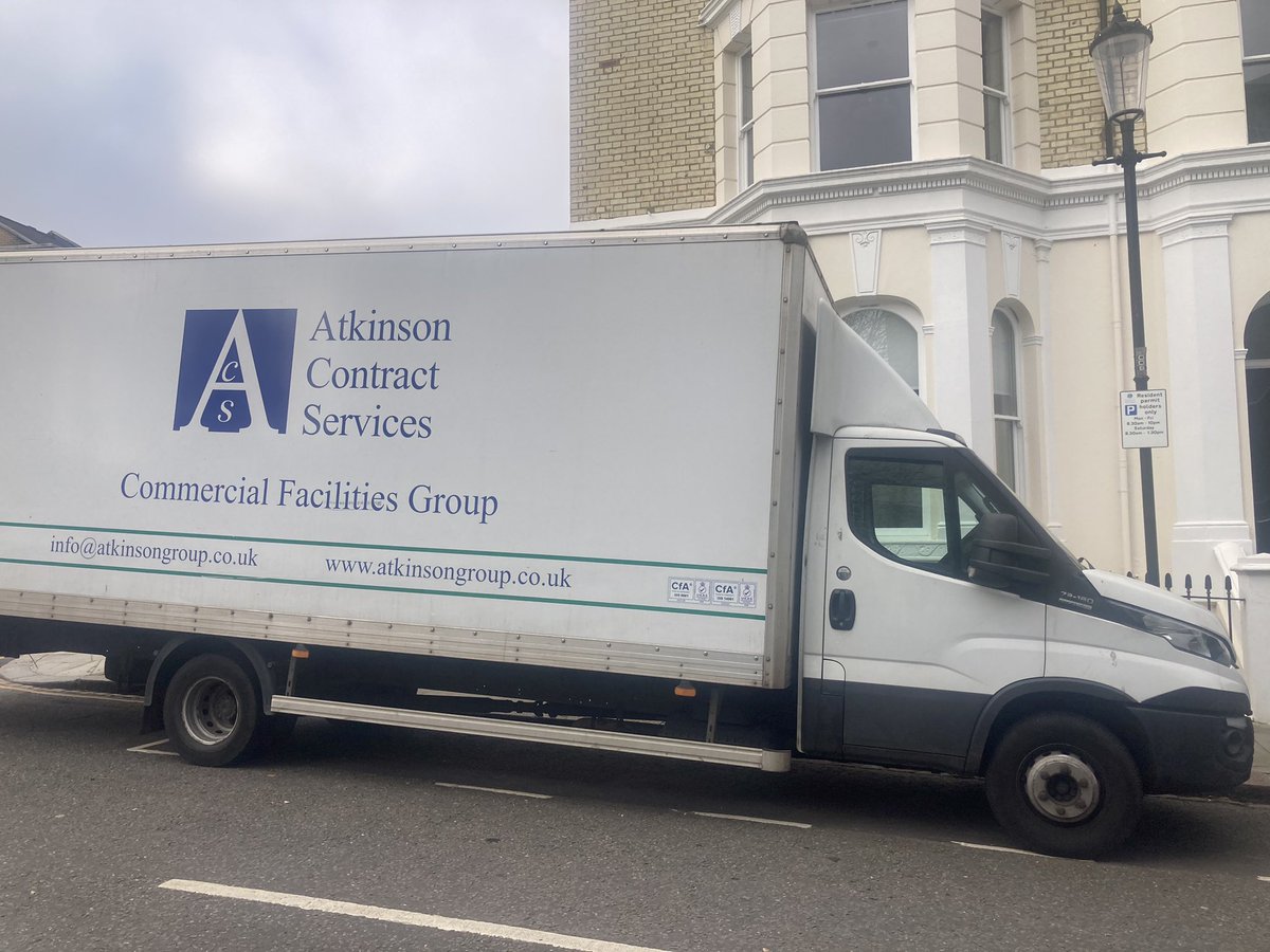 SayNOtoNuisance's tweet photo. Why is council tax going up year on year @rbkc @conservatives when income is not being collected from parties working in borough? See here. No resident permit. 2 spaces lost. This happens daily, removals take all day #lostincome #lostparking #unacceptable Solutions necess https://t.co/BPGle1N3sO