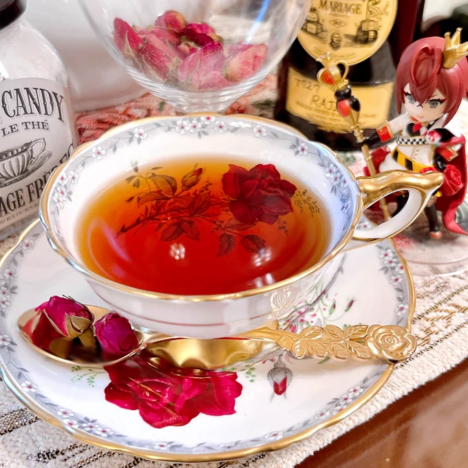 今日はサンスクリット語で『女王』の名をもつ夜向き薔薇紅茶です。 
