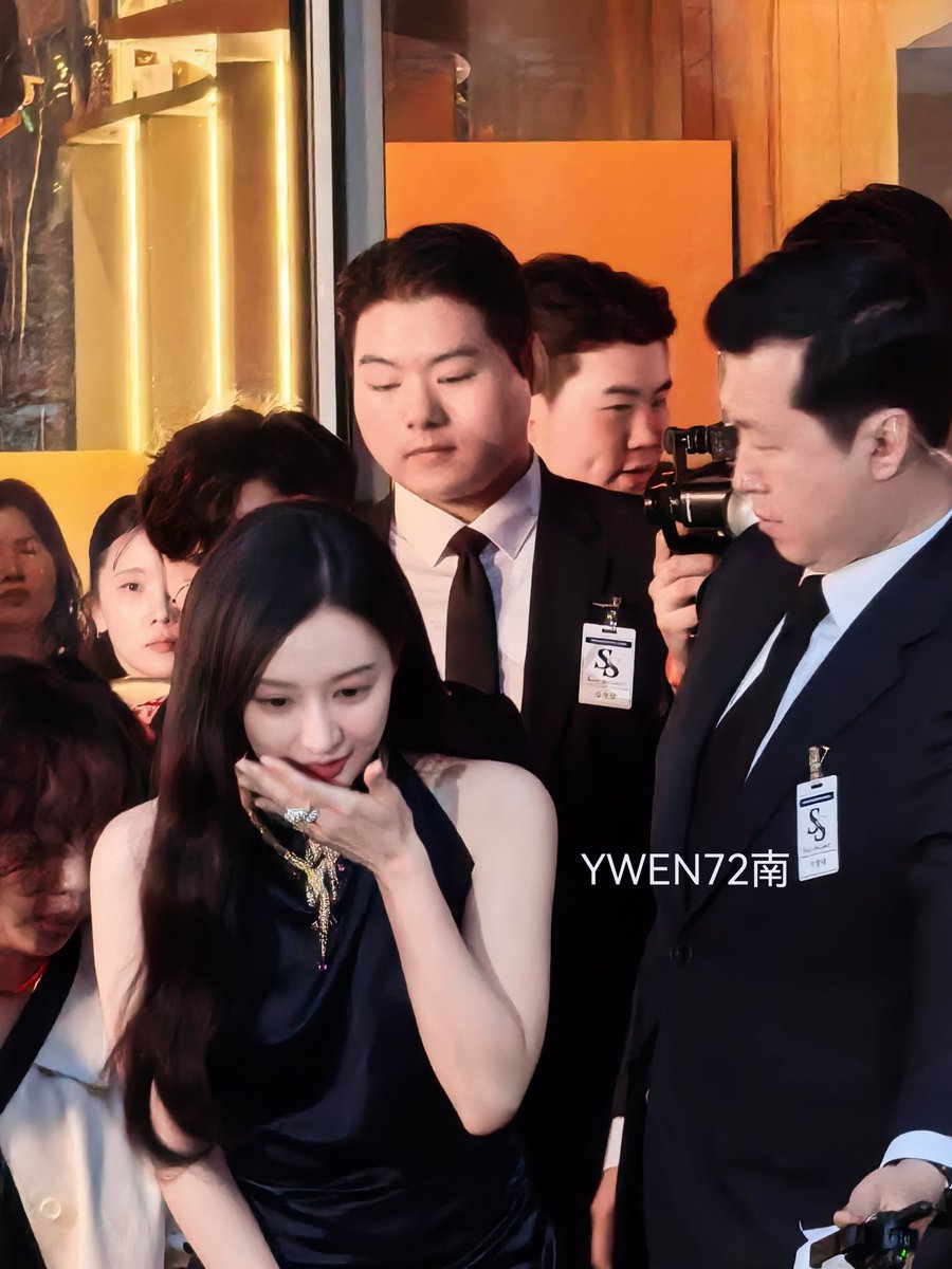 ywen727's tweet photo. 250327
KIM JIWON AT BVLGARI FUTURA SEOUL 
此女是神
#김지원 #KimJiwonxBvlgari #KimJiWon #BvlgariSerpenti #SerpentiInfinito https://t.co/xVeQvjs0vA