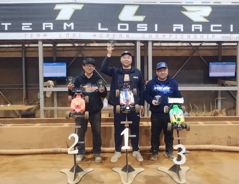 XRAY XB8E on podium at TLR Cup in Korea. Well done.
tinyurl.com/2j2yby3r
#XRAY #XRAYracing #RCcars