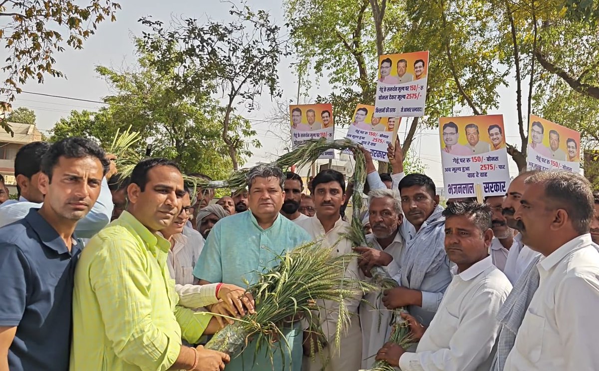 राजस्थान सरकार द्वारा गेँहू फसल पर 150 रुपए का बोनस देने पर किसानों ने खुशी जताई, हनुमानगढ़ जिला प्रभारी मंत्री सुमित गोदारा के हनुमानगढ़ आगमन पर गेंहू फसल की माला पहनाकर स्वागत किया #bjp #BhajanlalSharma <a href="/BJP4India/">BJP</a> <a href="/INCIndia/">Congress</a> <a href="/BhajanlalBjp/">Bhajanlal Sharma</a>