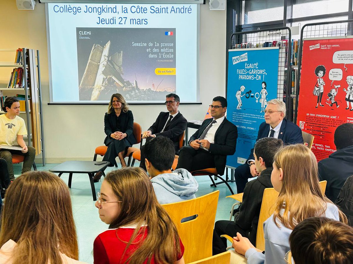 📢 Semaine de la presse | Au collège Jongkind (38), le recteur a échangé avec les élèves sur l’éducation aux médias. 📰📚
L’occasion pour eux de l’interviewer et de développer leur esprit critique face à l’information. Un moment d’apprentissage et de dialogue !