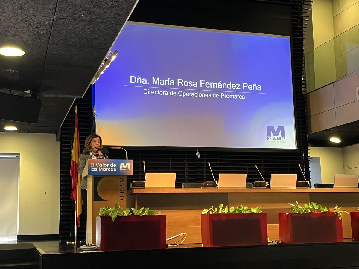 promarcaspain's tweet photo. Arranca #ElValorDeLasMarcas 👋 Dña. María Rosa Fernández Peña, directora de Operaciones de #Promarca, da la bienvenida a los asistentes e instituciones, y dedica unas emocionadas palabras a Ignacio Larracoechea, por su labor durante tantos años al frente de Promarca y que nos dejó recientemente.
#ElValorDeLasMarcas