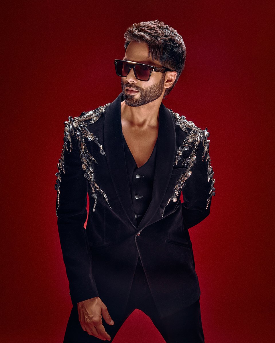 GG_Studio's tweet image. Gaurav Gupta Man 2025: @shahidkapoor wears the Black Velvet Tuxedo with Anatomical Metal Embroidery in Antique Silver

Styled by: Amoli Goyal
Photography: Shivamm Pathak

#GauravGupta #GauravGuptaMan #ShahidKapoor