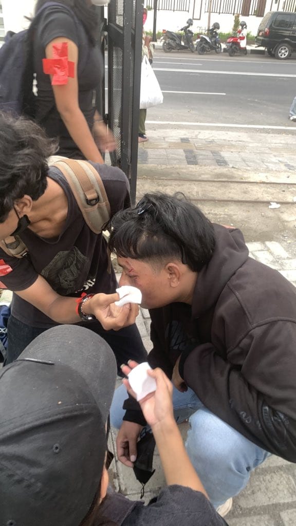 barengwarga's tweet photo. 📍 Bojonegoro. Malam belum datang, tapi jiwa-jiwa premanisme aparat sepertinya sudah meronta-ronta.

#CabutUUTNI #TolakRUUPolri https://t.co/aWAopQOSQZ