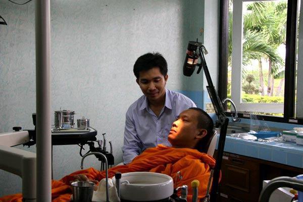 testimonec's tweet photo. Syndromes and a Century แสงศตวรรษ (2006) dir. Apichatpong Weerasethakul https://t.co/cID9KI1Ppn