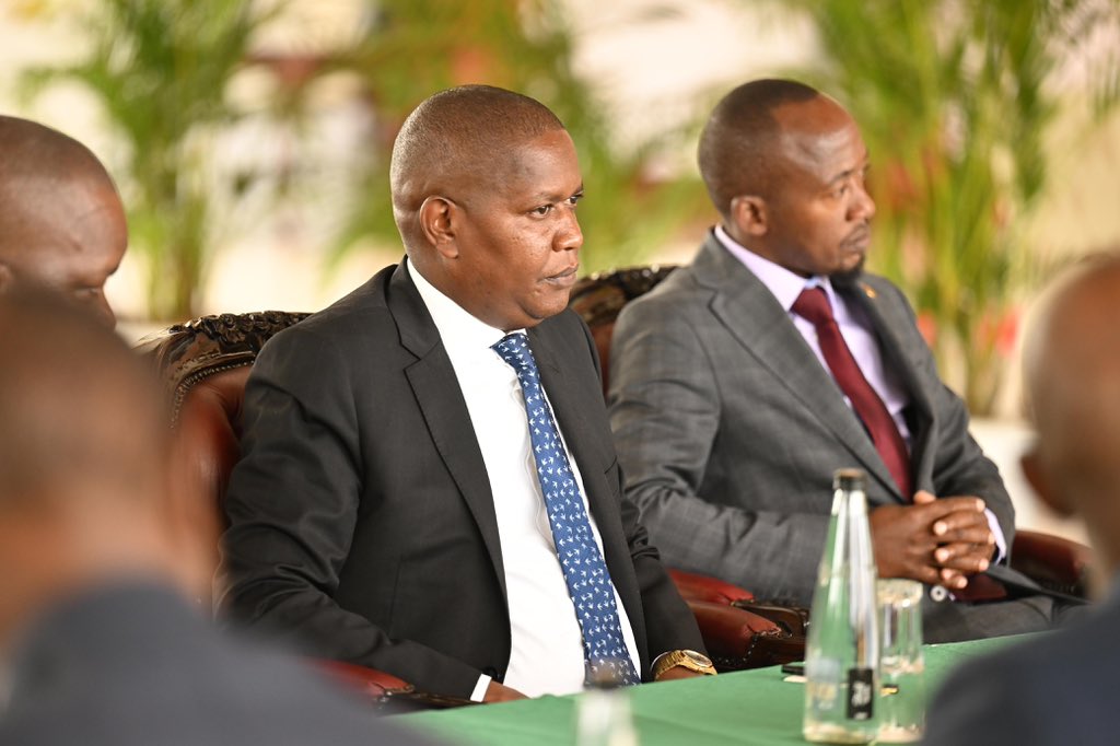 DrAlfredMutua's tweet photo. Today at State House, I joined fellow Ukambani leaders for a productive engagement with H.E. President @WilliamsRuto. Our discussions focused on accelerating key development projects in 𝐫𝐨𝐚𝐝𝐬, 𝐞𝐥𝐞𝐜𝐭𝐫𝐢𝐟𝐢𝐜𝐚𝐭𝐢𝐨𝐧, 𝐰𝐚𝐭𝐞𝐫, 𝐚𝐟𝐟𝐨𝐫𝐝𝐚𝐛𝐥𝐞 𝐡𝐨𝐮𝐬𝐢𝐧𝐠, 𝐦𝐚𝐫𝐤𝐞𝐭𝐬, 𝐚𝐧𝐝 𝐡𝐢𝐠𝐡𝐞𝐫 𝐞𝐝𝐮𝐜𝐚𝐭𝐢𝐨𝐧 𝐚𝐜𝐫𝐨𝐬𝐬 𝐌𝐚𝐜𝐡𝐚𝐤𝐨𝐬, 𝐌𝐚𝐤𝐮𝐞𝐧𝐢, 𝐚𝐧𝐝 𝐊𝐢𝐭𝐮𝐢 𝐜𝐨𝐮𝐧𝐭𝐢𝐞𝐬.